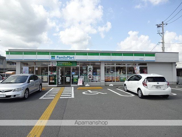 コンビニ　ファミリーマート（コンビニ）まで2032m