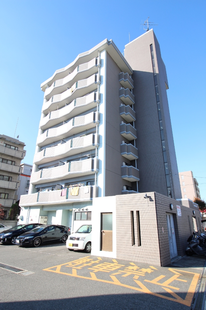 建物外観　落ち着いた色合いの外観