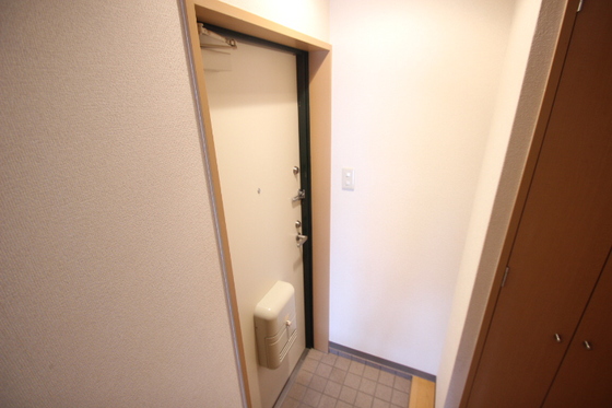 玄関　写真は別号室のものです