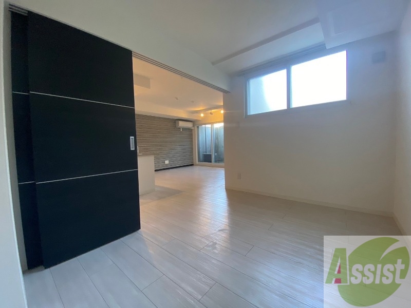 その他部屋・スペース　寝室はこちらです。光が差し込む、温かみのあるお部屋です。