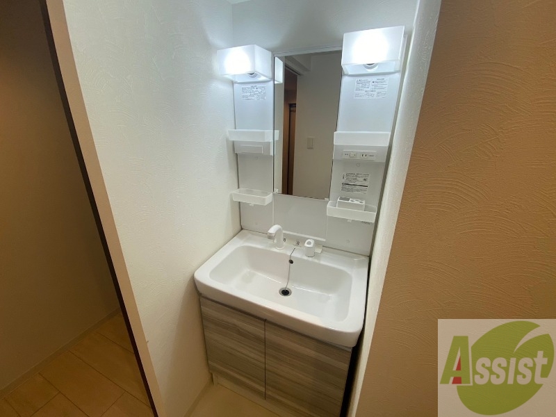 洗面設備　大きくて使いやすそうな独立洗面台になっています。