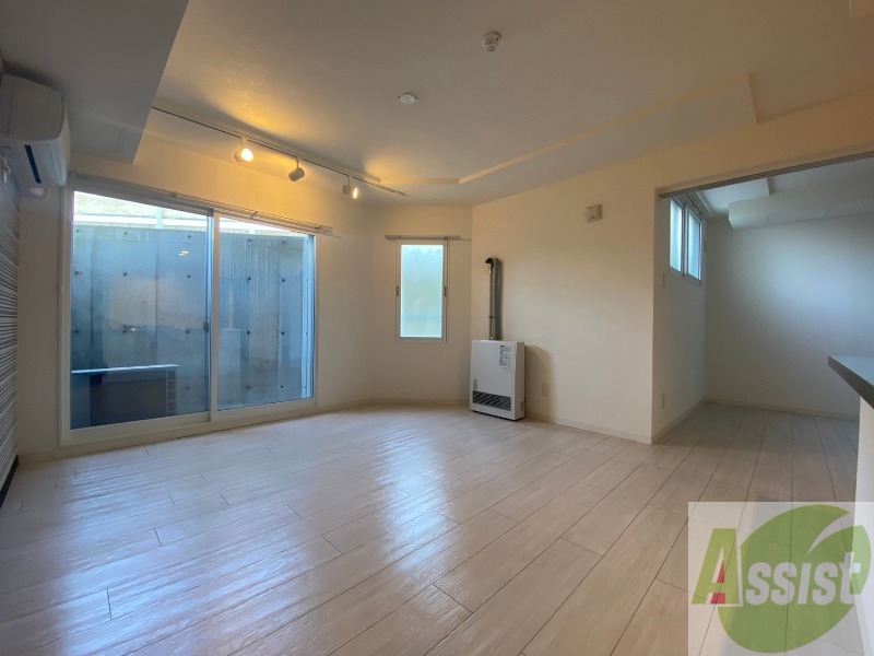 居室・リビング　リビングです。木目のフローリングが落ち着きますね。