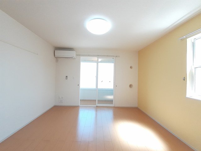 居室・リビング　こちらの居間で趣味の時間をお楽しみください