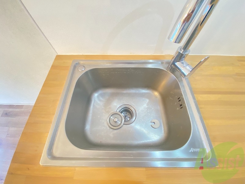 洗面設備　こちらは洗面台です。キッチンと兼用になっています。