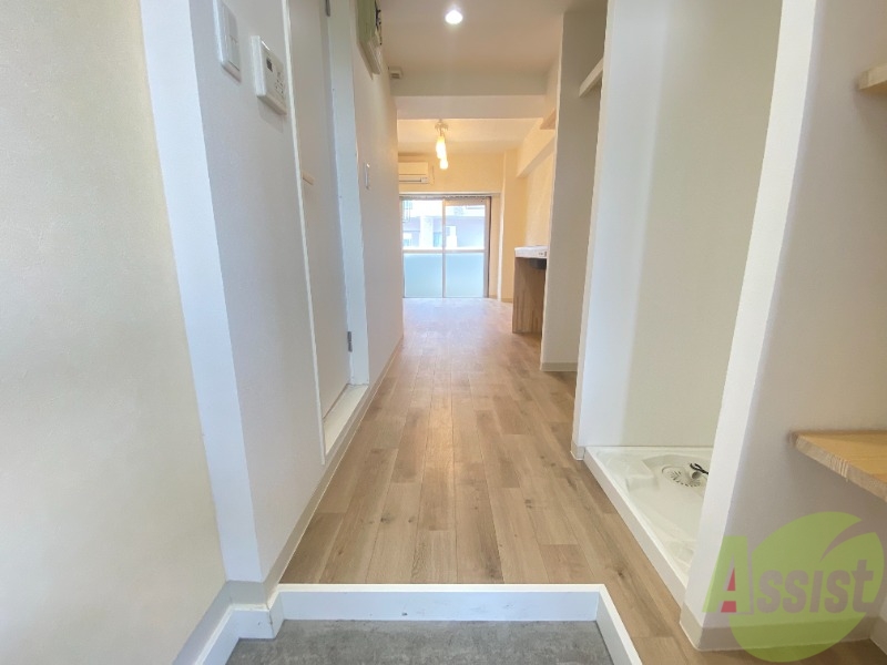 玄関　こちらは玄関です。奥まで見通すことが出来ますね。