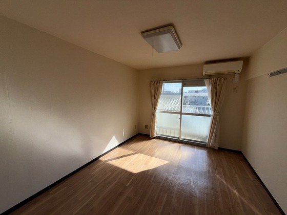 居室・リビング　※他号室の写真です。