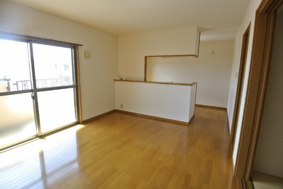 居室・リビング　※他号室の写真です