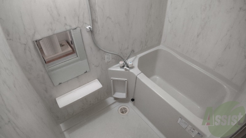 バス・シャワールーム　浴槽になります。暖かいお湯で体を癒せますね。