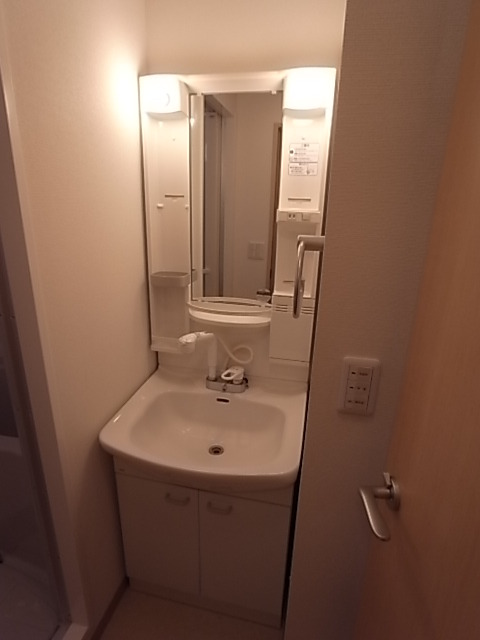 洗面設備　シャンプードレッサー付きの独立洗面台