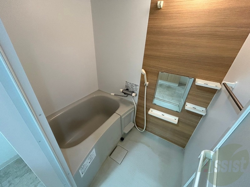 バス・シャワールーム　お風呂です。広々したバスでゆっくりくつろげます。