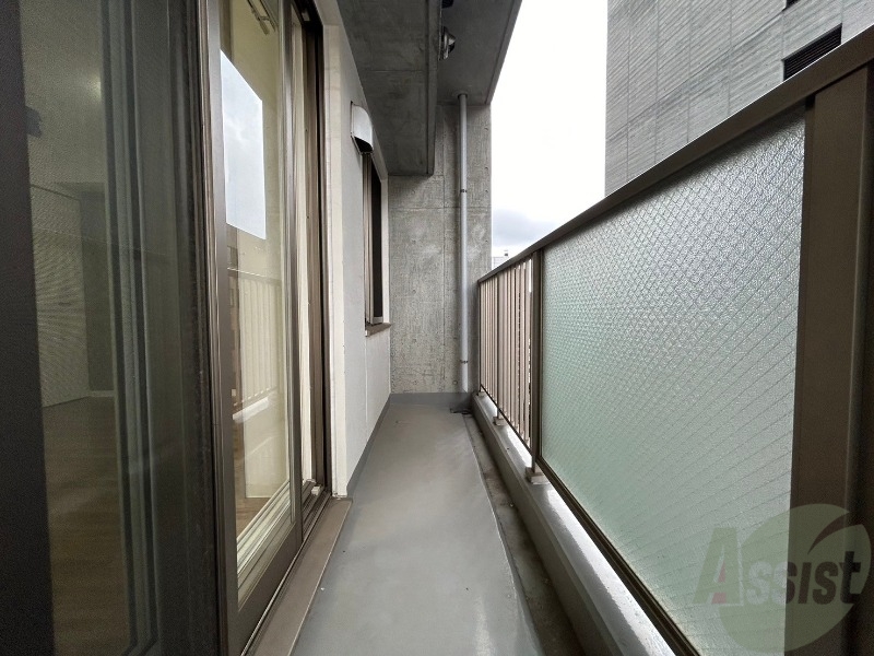 バルコニー　バルコニー。洗濯物がはかどりそうな広さがありますよ。