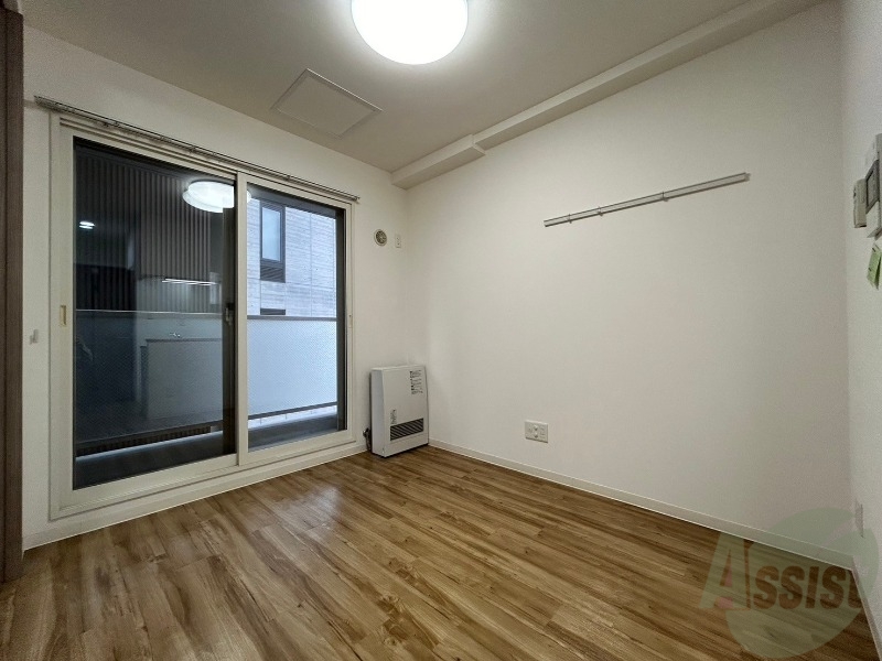 居室・リビング　木目のフローリングは落ち着きのある印象のお部屋になりますね。