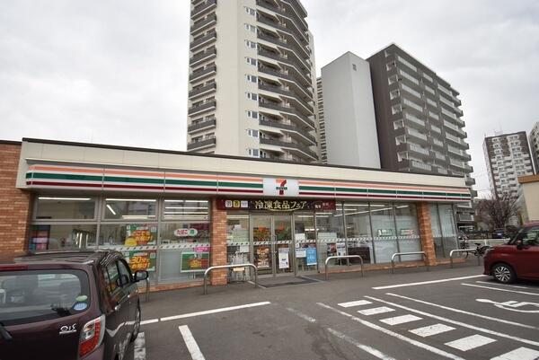 コンビニ　セブンイレブン札幌厚別中央3条店（コンビニ）まで92m