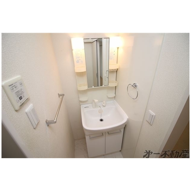 洗面設備　シャワー付洗面化粧台