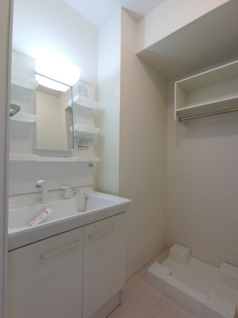 洗面設備　洗髪洗面化粧台と洗濯機置き場