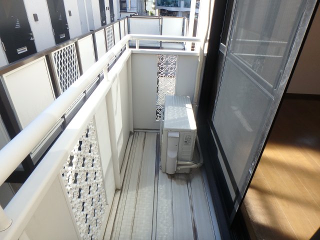 バルコニー　外からの目が気にならないバルコニーで洗濯物が干せます