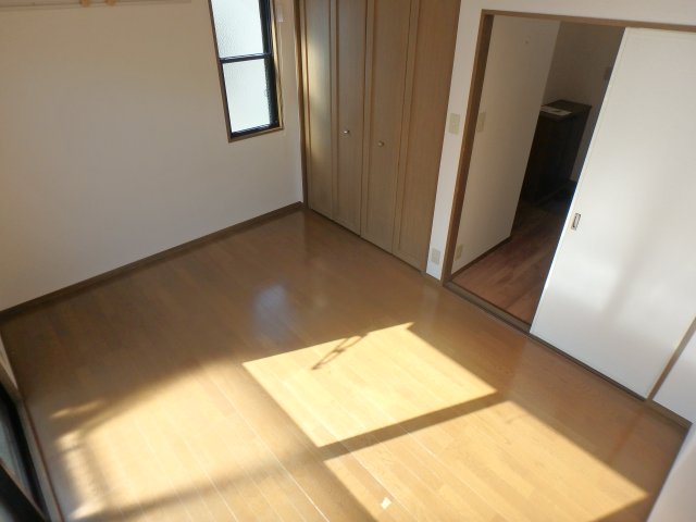 その他部屋・スペース　落ち着いた色調の寝室です