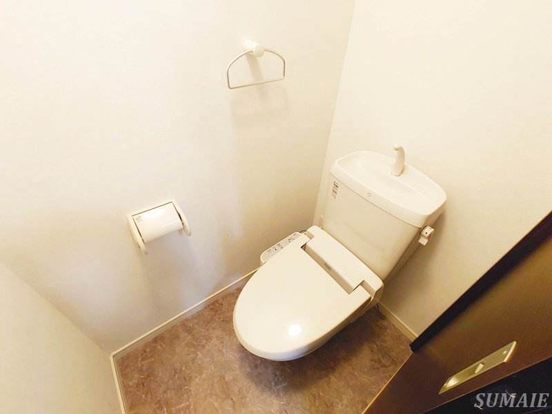 トイレ　温水洗浄機能付きトイレです☆