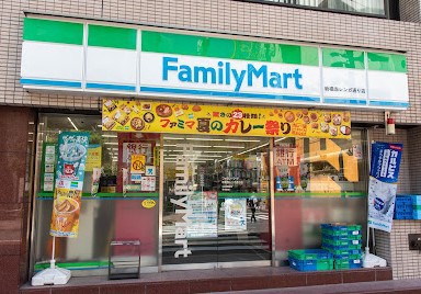 コンビニ　ファミリーマート新橋赤レンガ通り店（コンビニ）まで261m