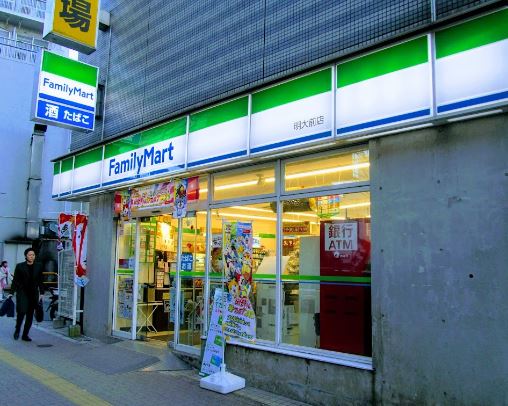 コンビニ　ファミリーマート 明大前店（コンビニ）まで129m