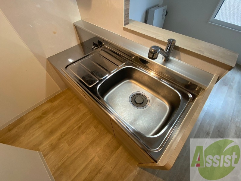 キッチン　キッチン周りは意外と物が多いので棚があるといいですね。