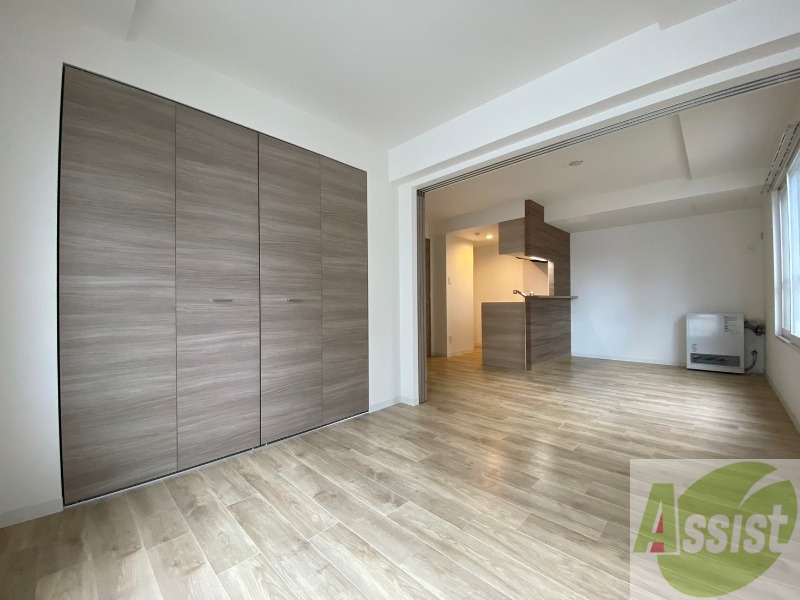 その他部屋・スペース　こちらは寝室の写真で戸を開ければ広く使えますね！