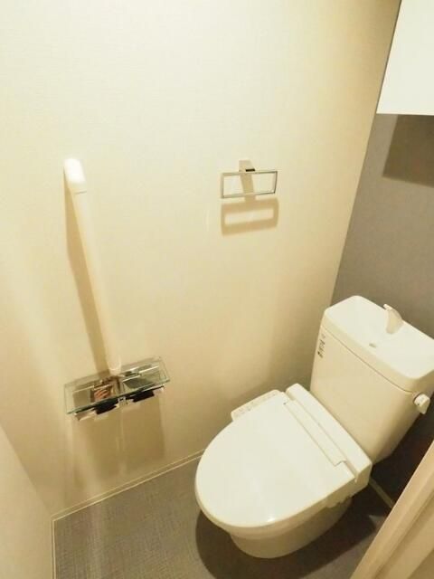 トイレ　落ち着いた色調のトイレです