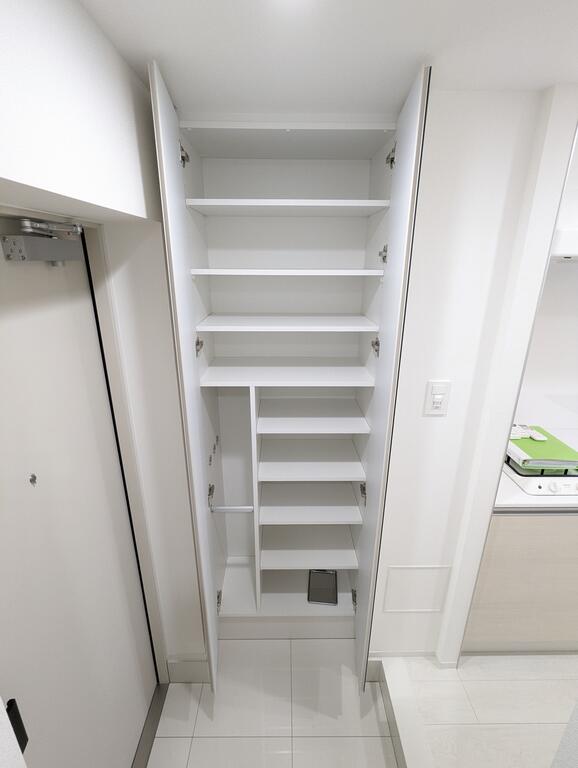 玄関　シューズボックス兼収納