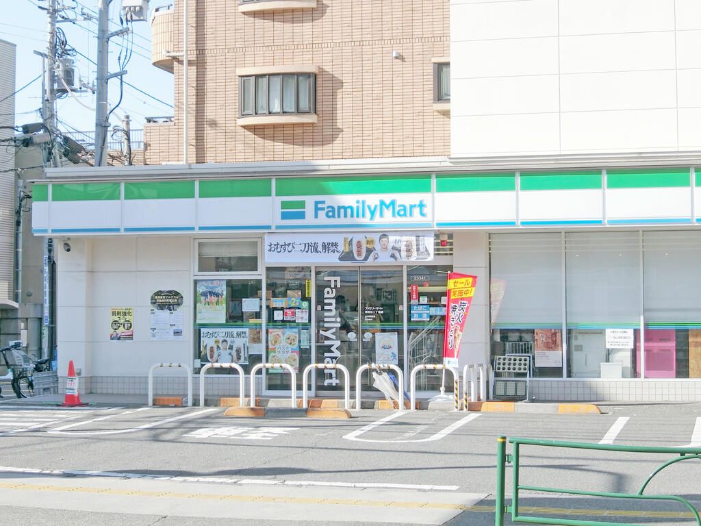 コンビニ　ファミリーマート世田谷二丁目店（コンビニ）まで309m