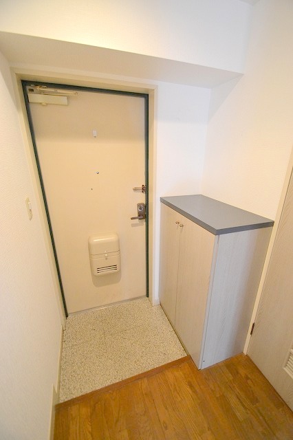 エントランス　玄関入ってすぐにLDKじゃないのが魅力★通路ありです★