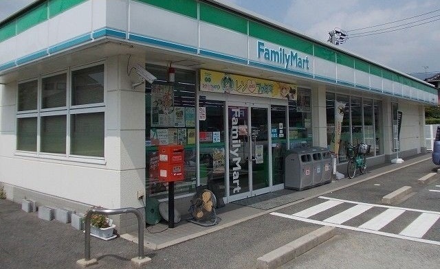 コンビニ　ファミリーマート（コンビニ）まで900m