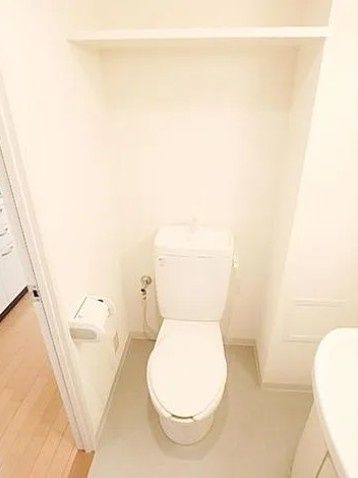 トイレ　別タイプ部屋です。雰囲気や色味の参考としてご確認ください。