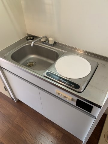 キッチン　コンパクトなキッチンで掃除もラクラク！IHコンロです！