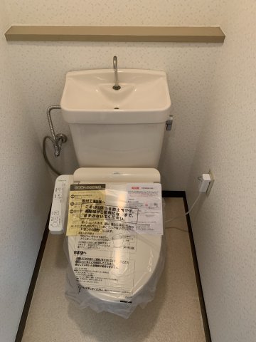 トイレ　温水洗浄便座付きです！