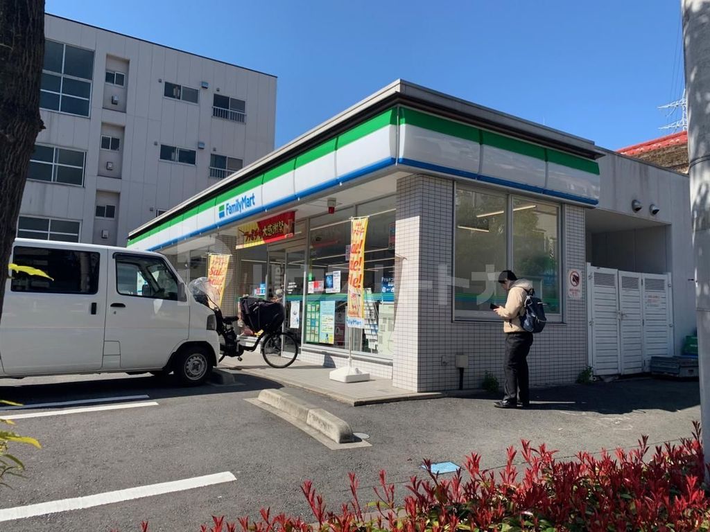コンビニ　ファミリーマート足立綾瀬三丁目店（コンビニ）まで330m