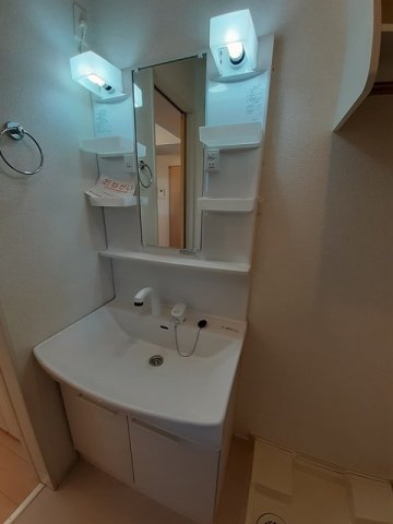 洗面設備　ゆったりとスペースのある洗面所