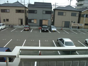 駐車場　駐車場があるので、車を買う予定の方も安心です