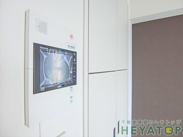 セキュリティ　不意の訪問もモニター付きドアホンで安心確認（同仕様写真）