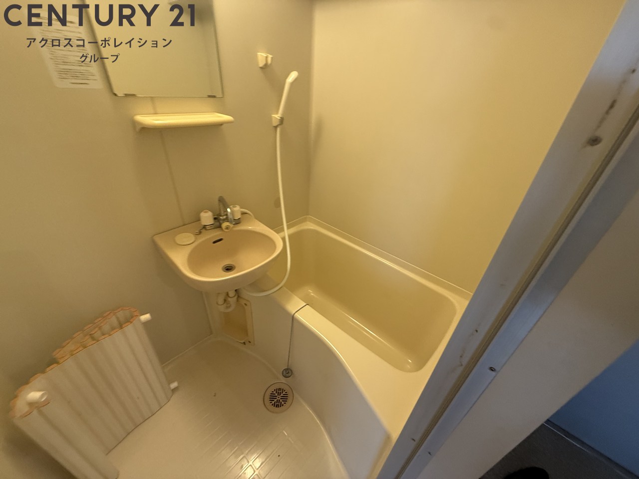 バス・シャワールーム　シンプルなユニットバス☆窓付きで換気も楽々！