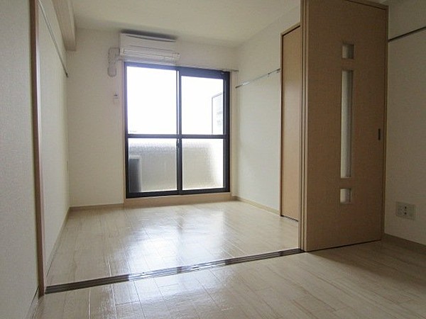 居室・リビング　写真は別号室です。現況優先になります。