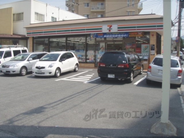 コンビニ　セブンイレブン京都竹鼻堂ノ前店（コンビニ）まで500m