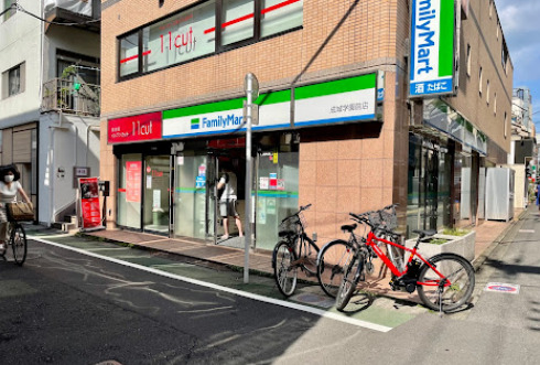 コンビニ　ファミリーマート 成城学園前店（コンビニ）まで770m