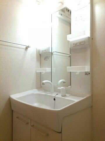 洗面設備　明るい洗面所です