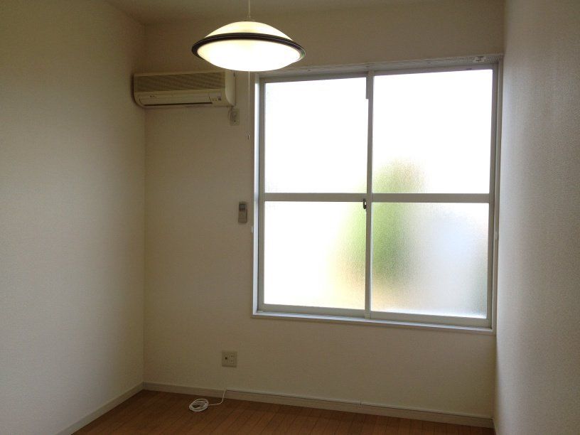 居室・リビング　1Fはフローリング、2Fカーペット、白を基調とした室内