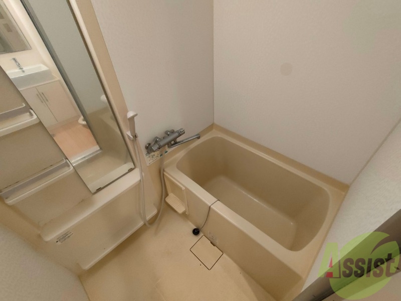 バス・シャワールーム　バスルームはこちらです。広々としてゆったり休めます。