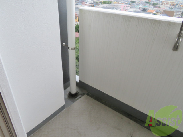 バルコニー　バルコニーは幅があり、広い印象を受けました。