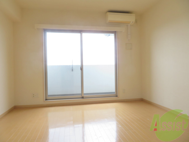 居室・リビング　９帖の洋室です。広々として、きれいですね。