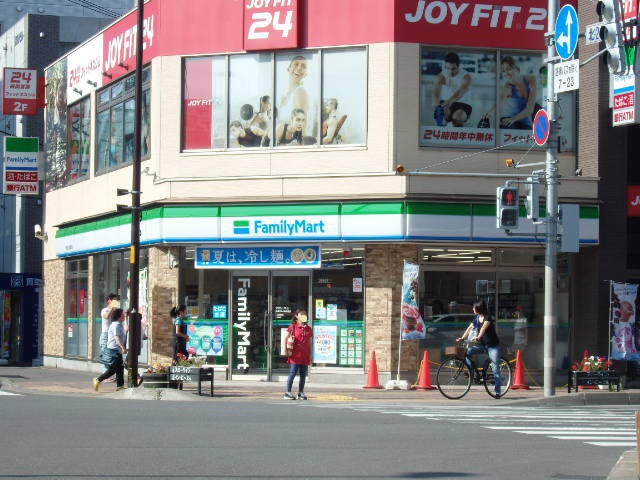 コンビニ　ファミリーマート（コンビニ）まで198m