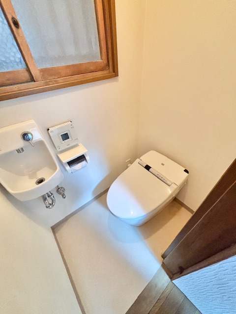 トイレ　タンクレストイレで手洗い洗面付き