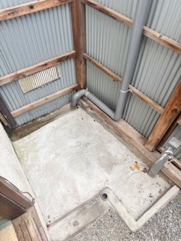 その他設備　裏庭に洗濯機置き場があります。